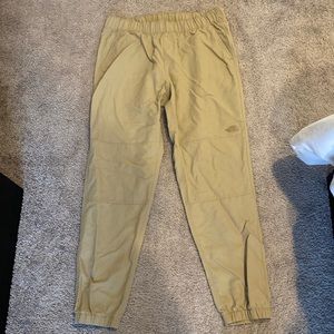 The North Face womens classic V jogger/size L regular inseam/twill beige/worn 1x